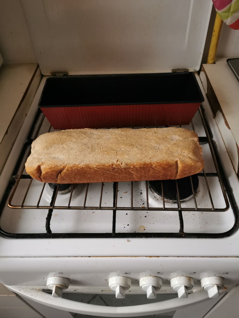 Chleb po wyciągnięciu z foremki do pieczenia
